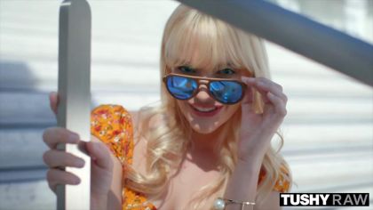 Блондинка показывает анальную пробку в заднице крупным планом №1