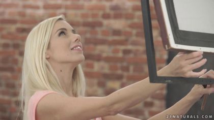 Голая блондинка отсасывает член симпатичному музыканту после репетиции №1