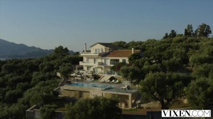 Три девушки занимаются сексом с незнакомым парнем на скалистом берегу №3