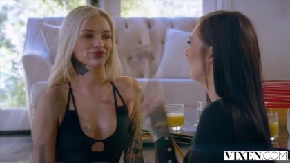 Молодая блондинка со своей подругой устроили групповой секс в просторной спальне №1