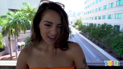 Худая студентка получает обильную порцию спермы на рот после секса №1