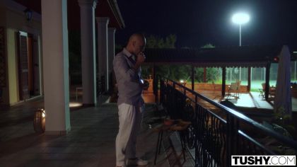 Телка с бритой пилоткой занимается анальным сексом на порно кастинге №1