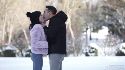 Пикапер достал член из штанов и сунул его в рот девушке на улице №1