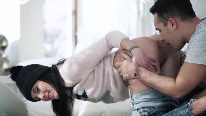 Пикапер достал член из штанов и сунул его в рот девушке на улице №3