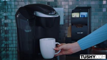 Седой начальник трахнул новенькую секретаршу после работы в задницу №1