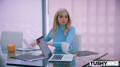 Седой начальник трахнул новенькую секретаршу после работы в задницу №2