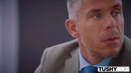 Седой начальник трахнул новенькую секретаршу после работы в задницу №3