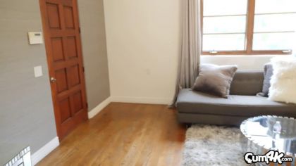 После занятия йогой блондинка лезет в трусы к своему парню чтобы отсосать пенис №1