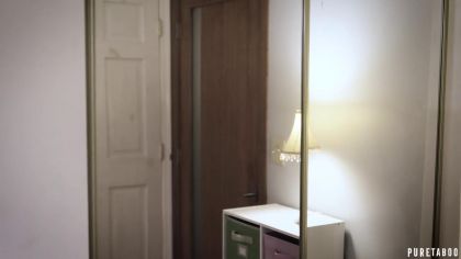 Лысый бандит нежно разрабатывает черным самотыком пилотку девушке перед сексом №1