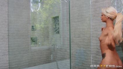 После мастурбации в душе блондинка просит своего мужа трахнуть ее а потом обкончать лицо спермой №1