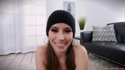 Девушка не снимая шапки сосет пенис щедрому пикаперу №1