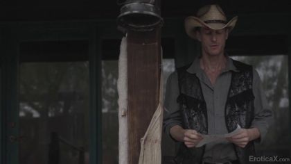 Блондинка отсасывает длинный член ковбою на улице №1