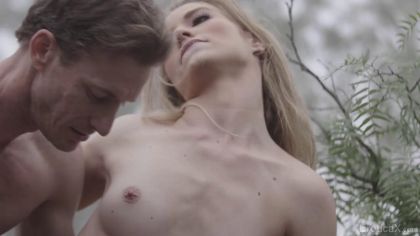 Блондинка отсасывает длинный член ковбою на улице