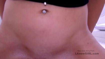 Блондинка со стрижкой сняла короткие шортики и начала отсасывать режиссёру порно кастинга №7