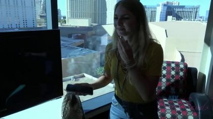 Перед походом в душ блондинка попросила своего парня подрочить ей киску №1