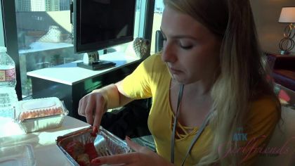 Перед походом в душ блондинка попросила своего парня подрочить ей киску №2