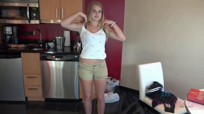 Перед походом в душ блондинка попросила своего парня подрочить ей киску №9