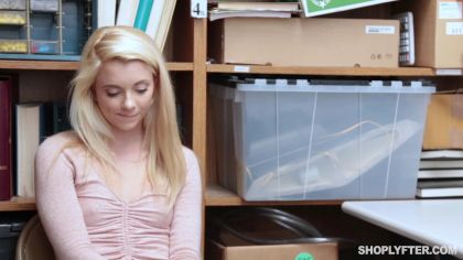 Охранник задержал блондинку в магазине за воровство и оттрахал у себя в подсобке №3