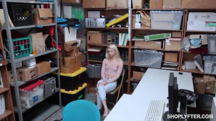 Охранник задержал блондинку в магазине за воровство и оттрахал у себя в подсобке №4