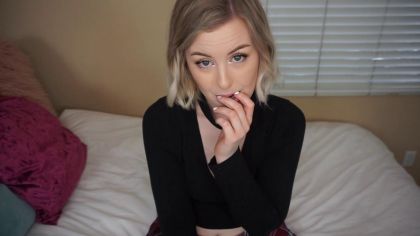 Пьяная блондинка с татуировками интенсивно дрочит клитор во время секса №1