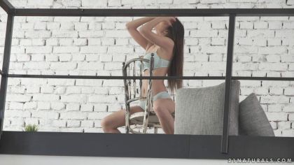 Замужняя дамочка просит своего любовника отлизать ей пилотку на кухне №1