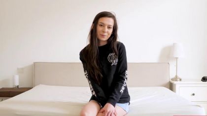 Брюнетка дала себя потрогать за жопу на кастинге а потом получила трах в вагину раком №1