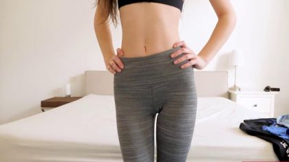 Брюнетка дала себя потрогать за жопу на кастинге а потом получила трах в вагину раком №3