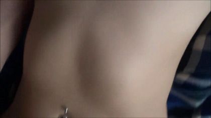 Блондинка в синей рубашке занимается сексом без презерватива с парнем