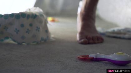 Зрелый мужчина снял трусики с молодой соседки и оттрахал ее №1