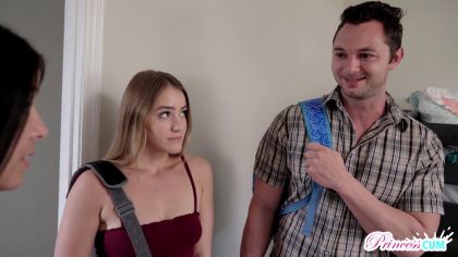 Пока мамка ушла на базар симпатичная телка успела перепихнуться со своим отчимом №1