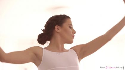 Балерина разделась перед тренером о время тренировки и они занялись сексом №1