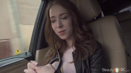 Телка попросила таксиста довезти ее до дома а сама пригласила его в гости для секса №1