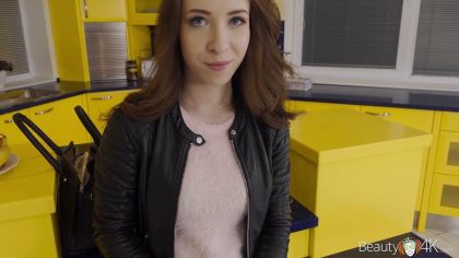 Телка попросила таксиста довезти ее до дома а сама пригласила его в гости для секса №2