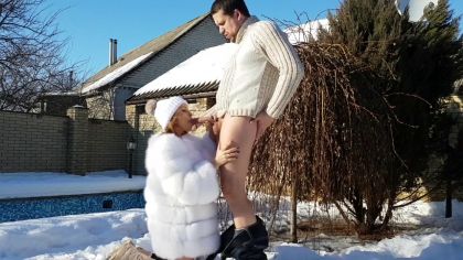 Закаленная красотка сосет парню член зимой на улице №1