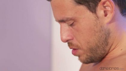 Блондинка отлично расслабляется на твердом члене любовника