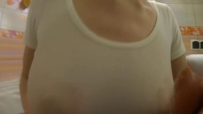 Мужик дрочит сиськами гламурной сучки в душе №10