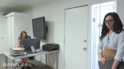 Брюнетка развлекается с коллегой по работе и дает ему в разных позах №10