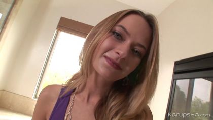 Красотка течет от пальцев в киске и трахается с любимым №1