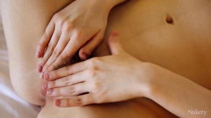 Великолепная дрочерша не в силах оторвать пальцы от киски