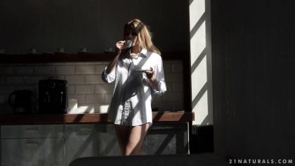 Блондинка слишком возбуждена по утру и дает в попку муженьку №1