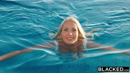 Два очень черных негра балуют большими членами замужнюю богачку №1