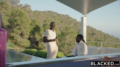 Два очень черных негра балуют большими членами замужнюю богачку №2