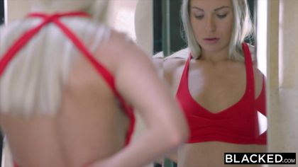 Два очень черных негра балуют большими членами замужнюю богачку №3