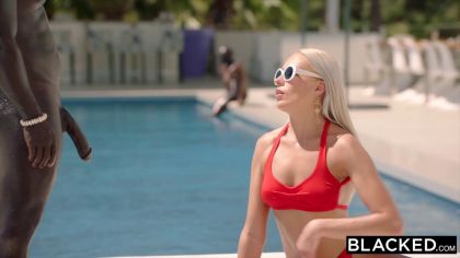 Два очень черных негра балуют большими членами замужнюю богачку №4