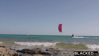 Девушки развлекаются на пляже в межрасовой групповухе №2