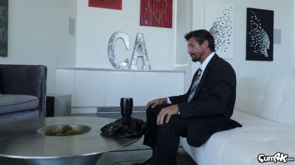 Мужика больше волнует киска дочери друга, чем резиновая вагина №1