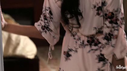 Брюнетка с идеальными формами искушает чужого мужа на секс №1