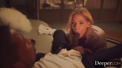 Красотка украсила скучный вечер горячим сексом с негром