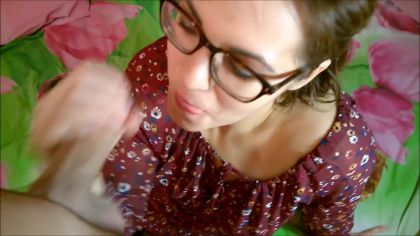 Очкастая скромница учится сосать пенис друга по колледжу №4