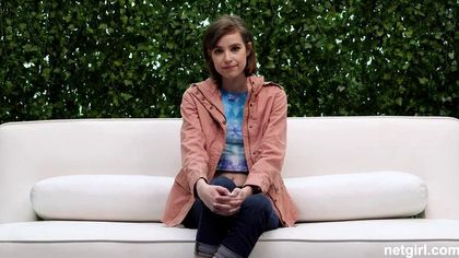 Модель на диване принимает от загорелого дизайнера пенис глубоко в писе №1